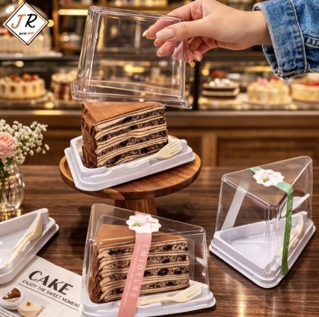 علبة كيك مثلث مع شوكة