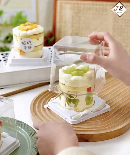 علبة كيك مربعه مع شوكة